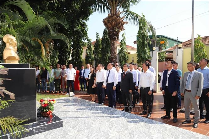 Đoàn đại biểu Đảng Cộng sản Việt Nam do Trưởng ban Tuyên giáo Trung ương Nguyễn Trọng Nghĩa dẫn đầu làm lễ dâng hoa tại tượng đài Bác Hồ trong khuôn viên ĐSQ Việt Nam tại Angola. Ảnh: Hồng Minh/PV TTXVN tại châu Phi