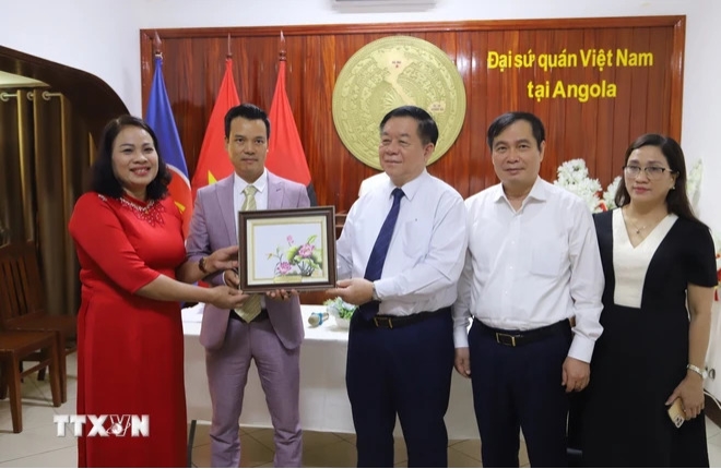 Trưởng ban Tuyên giáo Trung ương Nguyễn Trọng Nghĩa tặng quà lưu niệm cho đại diện cộng đồng người Việt Nam tại Angola.