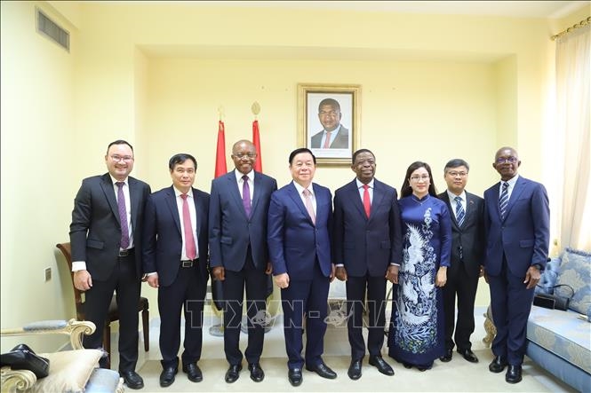 Đoàn đại biểu Đảng Cộng sản Việt Nam chụp ảnh lưu niệm cùng Tổng Thư ký Đảng MPLA Paulo Pombolo.