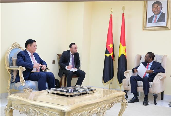 Trưởng ban Tuyên giáo Trung ương Nguyễn Trọng Nghĩa hội kiến Tổng Thư ký Đảng MPLA Paulo Pombolo.
