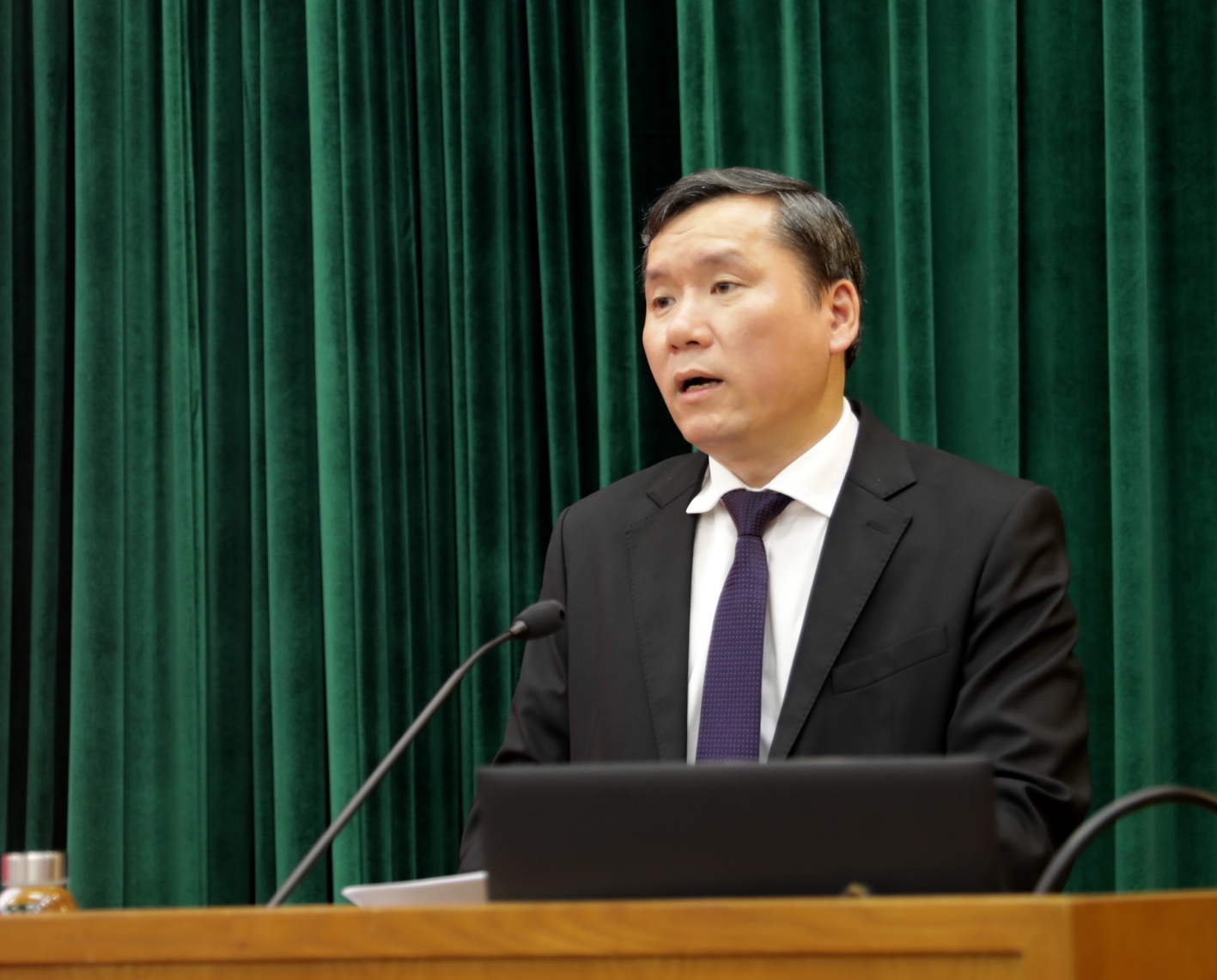GS. TS. Lê Văn Lợi, Phó Giám đốc Học viện Chính trị Quốc gia Hồ Chí Minh phát biểu đề dẫn.