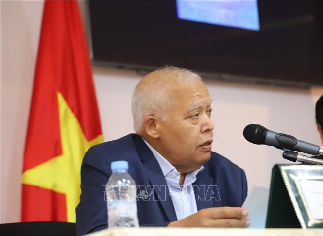 Giáo sư Abdallah Saaf, Giám đốc Trung tâm Nghiên cứu Khoa học Xã hội Maroc tham gia hội thảo với tham luận mang tên “Chủ tịch Hồ Chí Minh và lịch sử quan hệ Việt Nam với các nước châu Phi, đặc biệt là Maroc”.