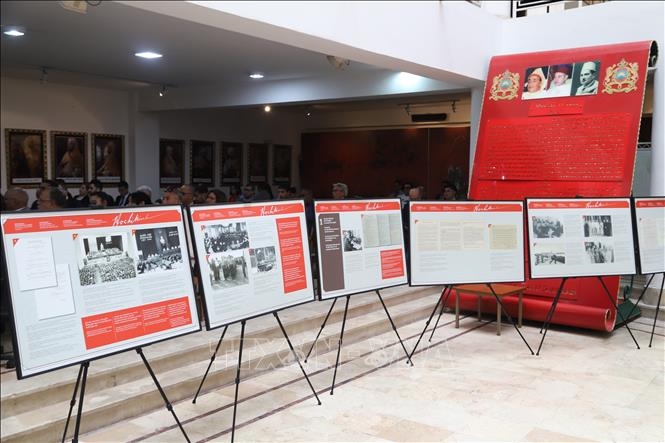 Triển lãm ảnh giới thiệu thân thế, cuộc đời và sự nghiệp của Chủ tịch Hồ Chí Minh được tổ chức tại hội thảo.