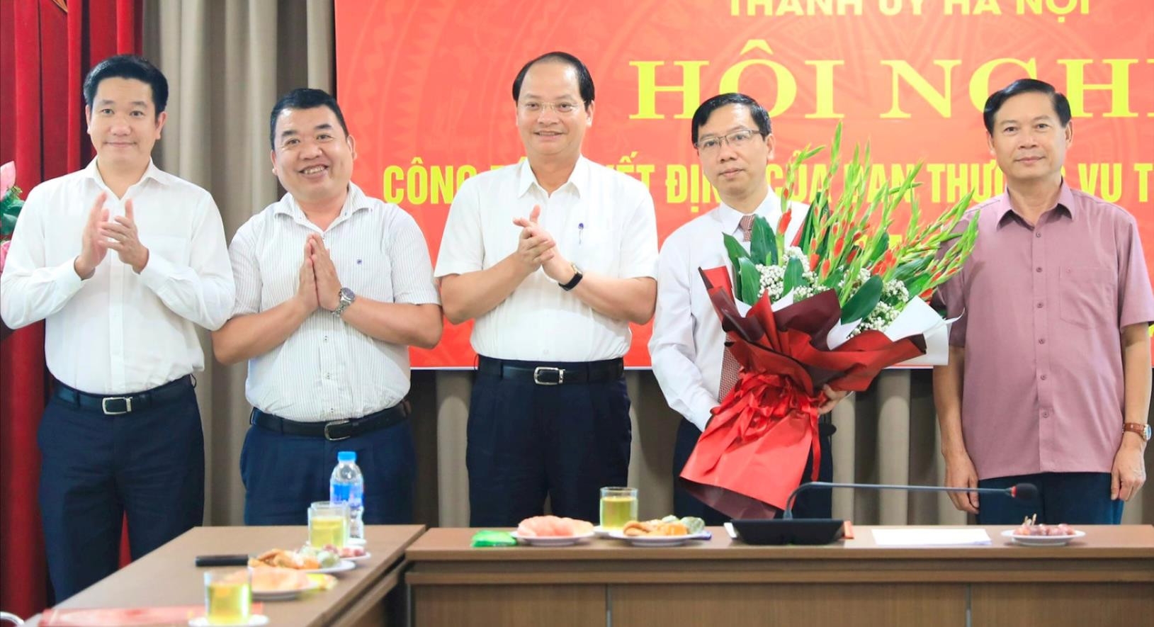 Các đồng chí lãnh đạo Ban Tuyên giáo Thành uỷ Hà Nội tặng hoa chúc mừng đồng chí Nguyễn Hoàng Sơn.