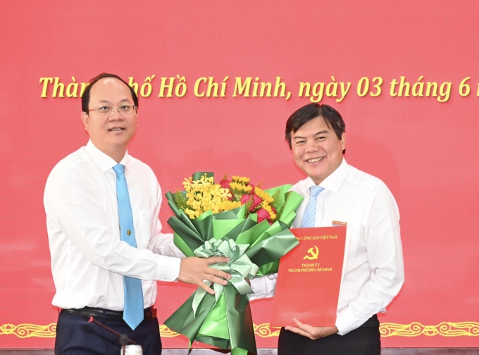 Phó Bí thư Thường trực Thành ủy TPHCM Nguyễn Hồ Hải trao quyết định của Ban Thường vụ Thành ủy TPHCM về điều động, bổ nhiệm đồng chí Tăng Hữu Phong.