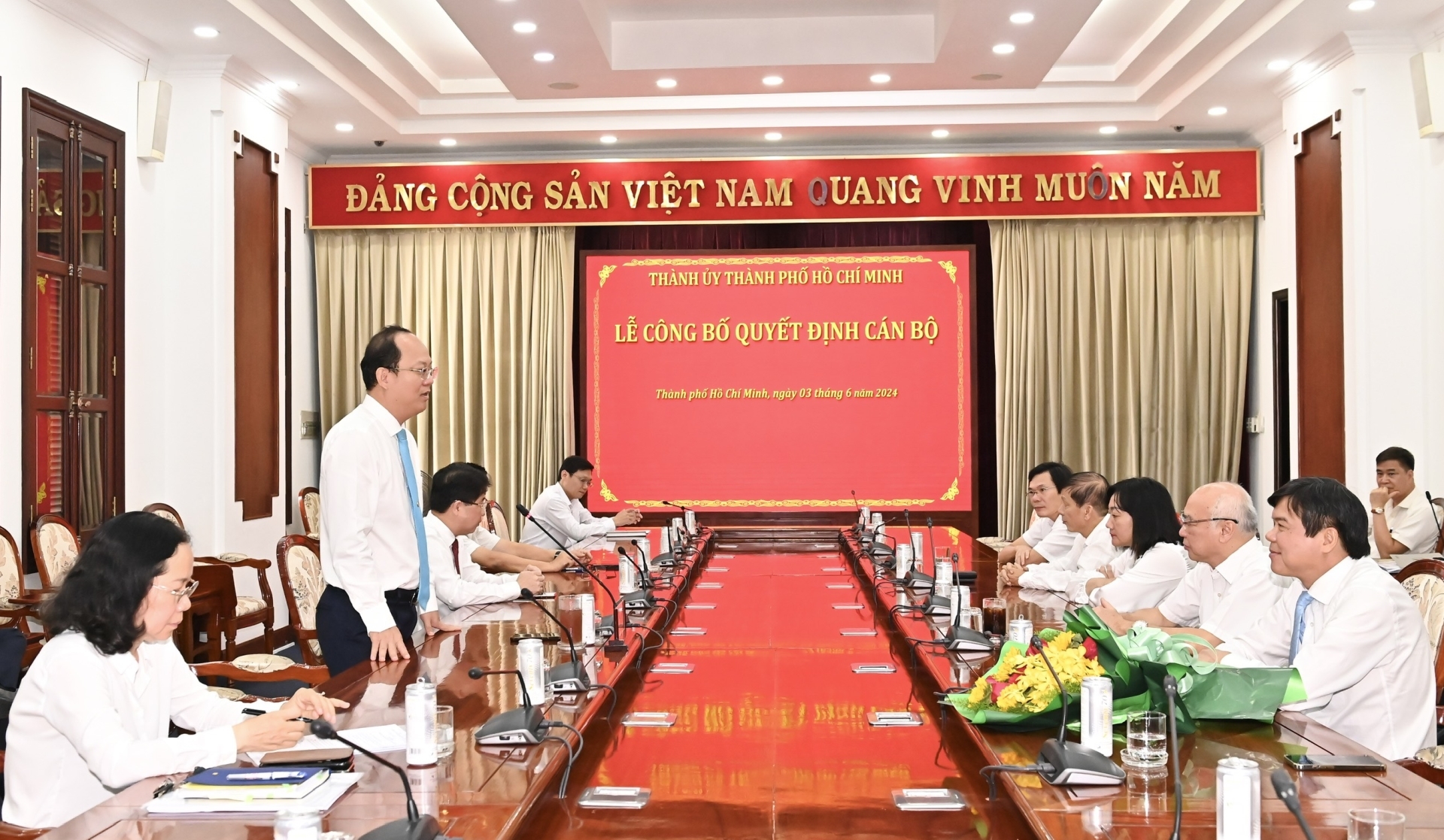 Phó Bí thư Thường trực Thành ủy TPHCM Nguyễn Hồ Hải phát biểu giao nhiệm vụ cho tân Phó Trưởng Ban Tuyên giáo Thành ủy TPHCM Tăng Hữu Phong.