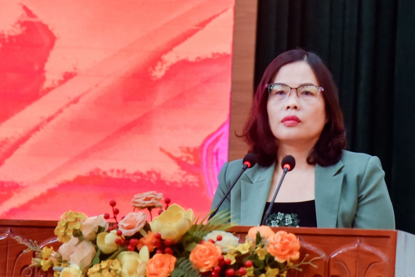 Đồng chí Trần Thị Lộc, Ủy viên Ban Thường vụ, Trưởng ban Tuyên giáo Tỉnh ủy truyền đạt Quy định số 144-QĐ/TW.