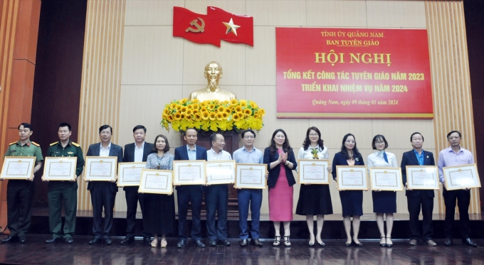 Trưởng ban Tuyên giáo Tỉnh ủy Quảng Nam Nguyễn Thị Thu Lan tặng Giấy khen các tập thể có thành tích xuất sắc trong phong trào thi đua công tác tuyên giáo tỉnh Quảng Nam năm 2023. Ảnh: N.ĐOAN