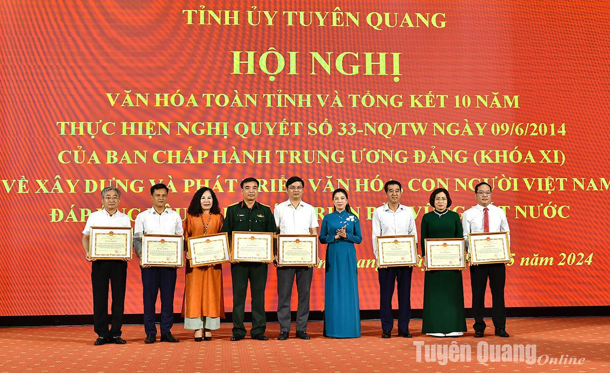 Đồng chí Phó Bí thư Thường trực Tỉnh ủy Lê Thị Kim Dung trao Bằng khen của Chủ tịch UBND tỉnh cho các tập thể