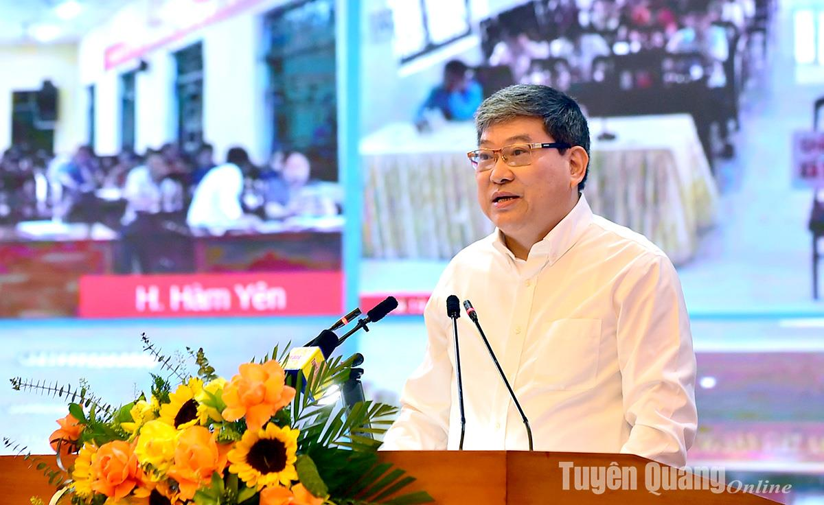 PGS.TS. Nguyễn Duy Bắc, Phó Giám đốc thường trực Học viện Chính trị quốc gia Hồ Chí Minh trình bày báo cáo chuyên đề tại hội nghị.