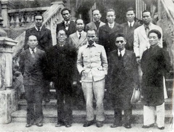 Chủ tịch Hồ Chí Minh, Bộ trưởng Bộ Cứu tế Xã hội Nguyễn Văn Tố (ngoài cùng bên phải hàng dưới) và các thành viên Chính phủ Cách mạng lâm thời, năm 1945.