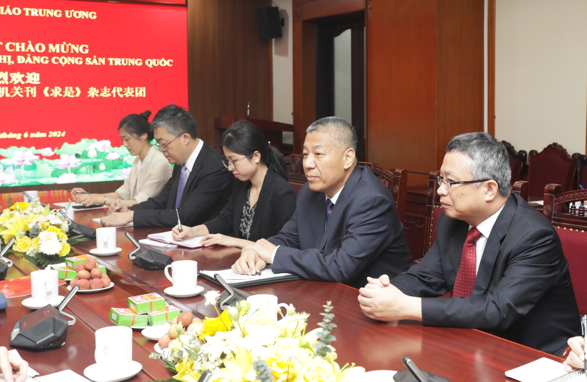 Đoàn đại biểu Tạp chí Cầu Thị, cơ quan lý luận của Đảng Cộng sản Trung Quốc tại buổi làm việc.