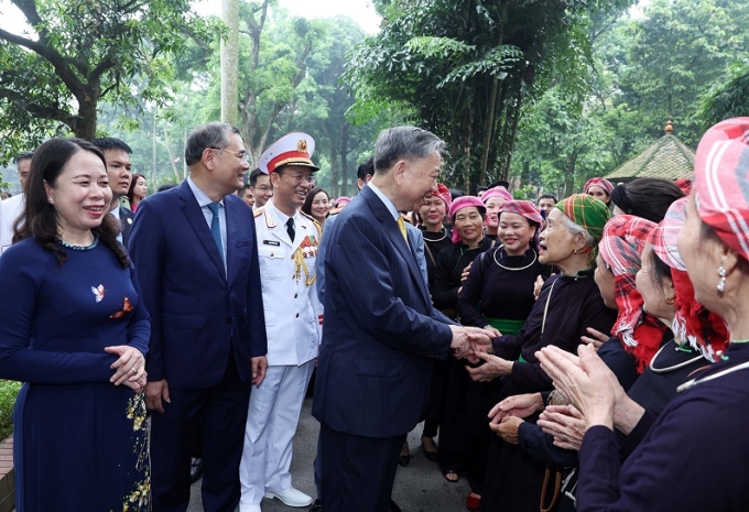 Ủy viên Bộ Chính trị, Chủ tịch nước Tô Lâm nói chuyện với nhân dân tại Khu di tích Chủ tịch Hồ Chí Minh trong Phủ Chủ tịch. (Ảnh: TTXVN)