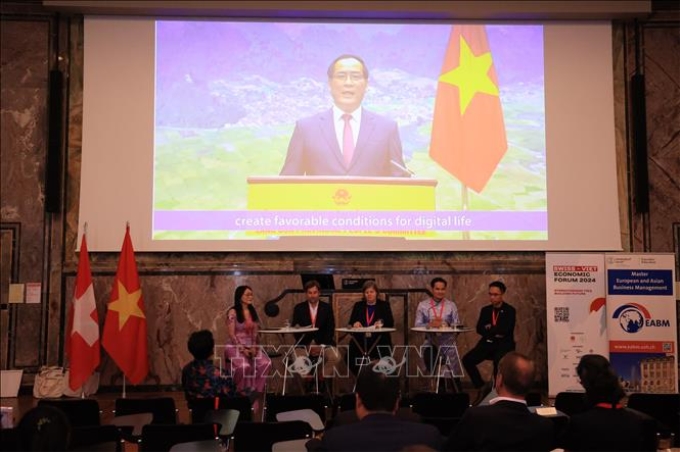 Phó Chủ tịch Thường trực UBND tỉnh Lạng Sơn Dương Xuân Huyên phát biểu qua hình thức trực tuyến về đầu tư khởi nghiệp. (Ảnh: TTXVN)