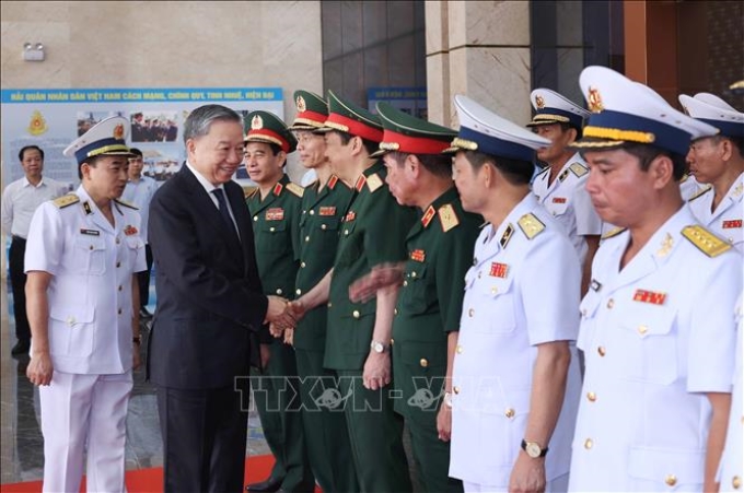 Chủ tịch nước Tô Lâm đến thăm, làm việc và kiểm tra công tác sẵn sàng chiến đấu tại Quân chủng Hải quân. (ẢNh: TTXVN)