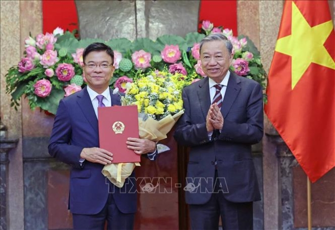 Chủ tịch nước Tô Lâm trao Quyết định bổ nhiệm  Phó Thủ tướng Lê Thành Long. (Ảnh: TTXVN)