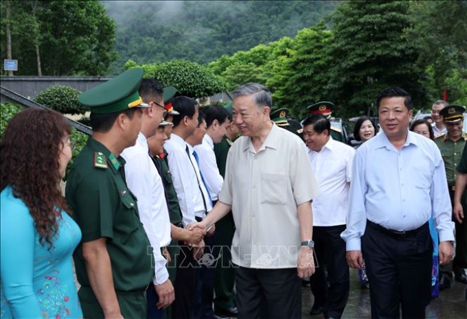 Chủ tịch nước Tô Lâm với các đại biểu tại Khu Di tích Quốc gia đặc biệt Pác Bó. (Ảnh: TTXVN)