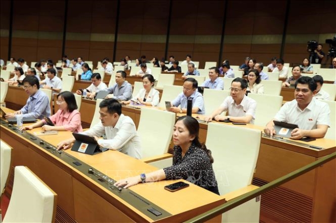 Các đại biểu biểu quyết thông qua Nghị quyết về Chương trình giám sát của Quốc hội năm 2025. (Ảnh: TTXVN)