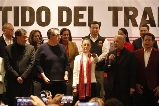 Tổng thống đắc cử Claudia Sheinbaum và Tổng Bí thư Đảng Lao động Mexico (PT) Alberto Anaya Gutiérrez trong một hoạt động của Liên minh tranh cử "Sigamos Haciendo Historia" (Chúng ta tiếp tục làm nên lịch sử). (Ảnh: TTXVN)