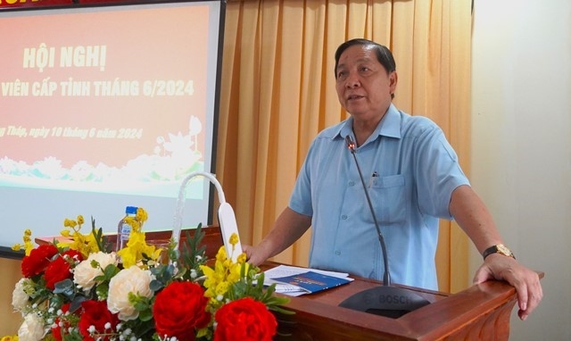 Đồng chí Lê Thành Công, Trưởng Ban Dân vận Tỉnh ủy thông tin chuyên đề tại hội nghị.