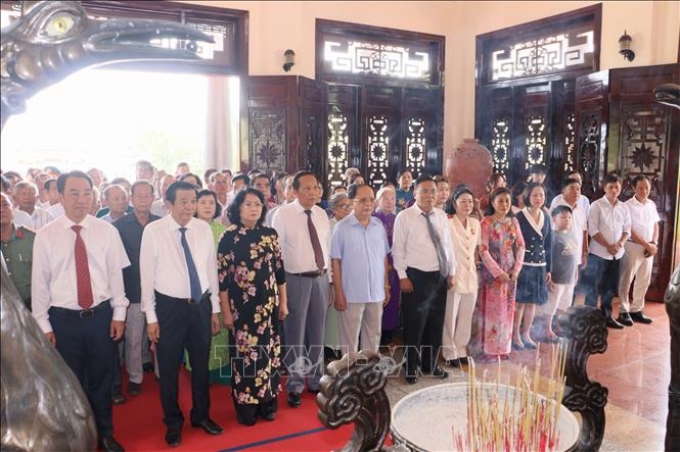 Các đại biểu dâng hương kỷ niệm 112 năm Ngày sinh Chủ tịch Hội đồng Bộ trưởng Phạm Hùng (11/6/1912 - 11/6/2024). (Ảnh: TTXVN)