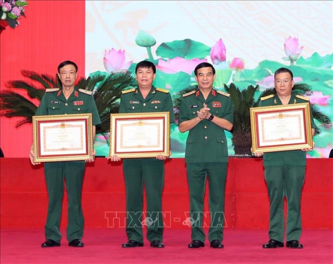 Đại tướng Phan Văn Giang, Bộ trưởng Bộ Quốc phòng trao Bằng khen của Thủ tướng Chính phủ tặng 3 tập thể. (Ảnh: TTXVN)