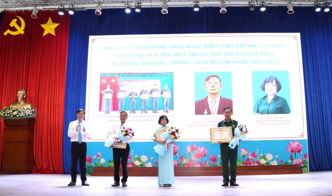 Bí thư Tỉnh uỷ, Chủ tịch HĐND tỉnh Nguyễn Thành Tâm trao bằng khen của Thủ tướng Chính phủ cho các tập thể, cá nhân.