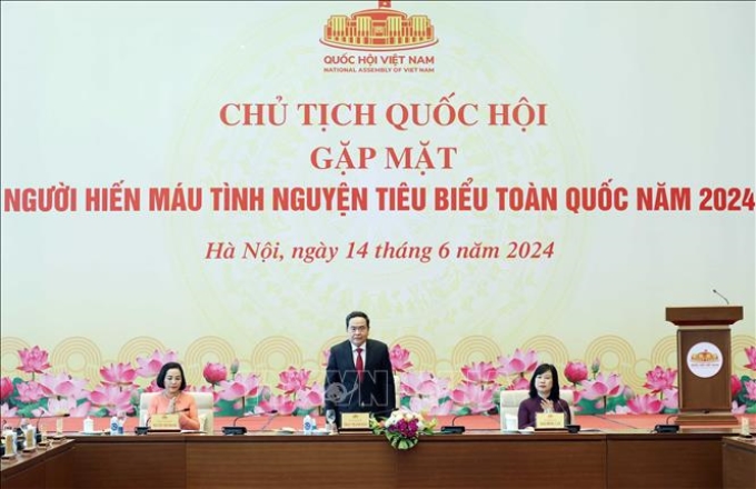 Chủ tịch Quốc hội Trần Thanh Mẫn gặp mặt người hiến máu tình nguyện tiêu biểu toàn quốc năm 2024. (Ảnh: TTXVN)