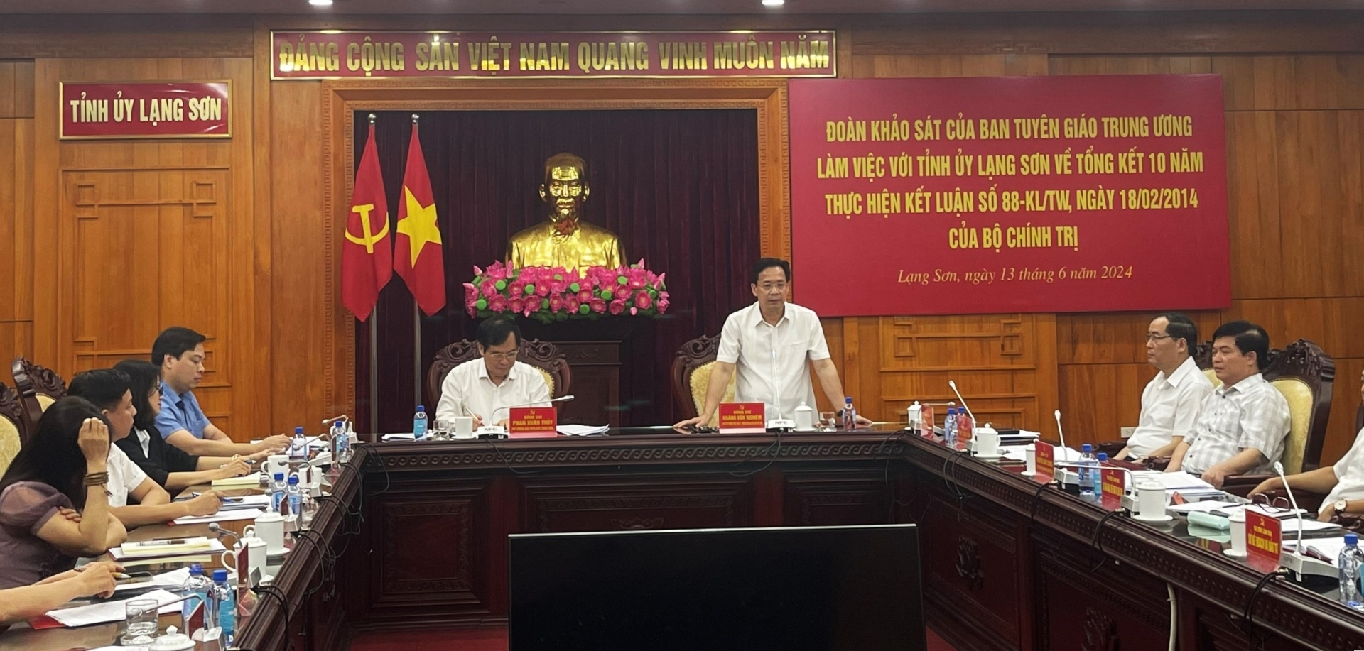 Đồng chí Hoàng Văn Nghiệm, Phó Bí thư Thường trực Tỉnh ủy Lạng Sơn, Trưởng Đoàn Đại biểu Quốc hội tỉnh Lạng Sơn phát biểu tại buổi làm việc.
