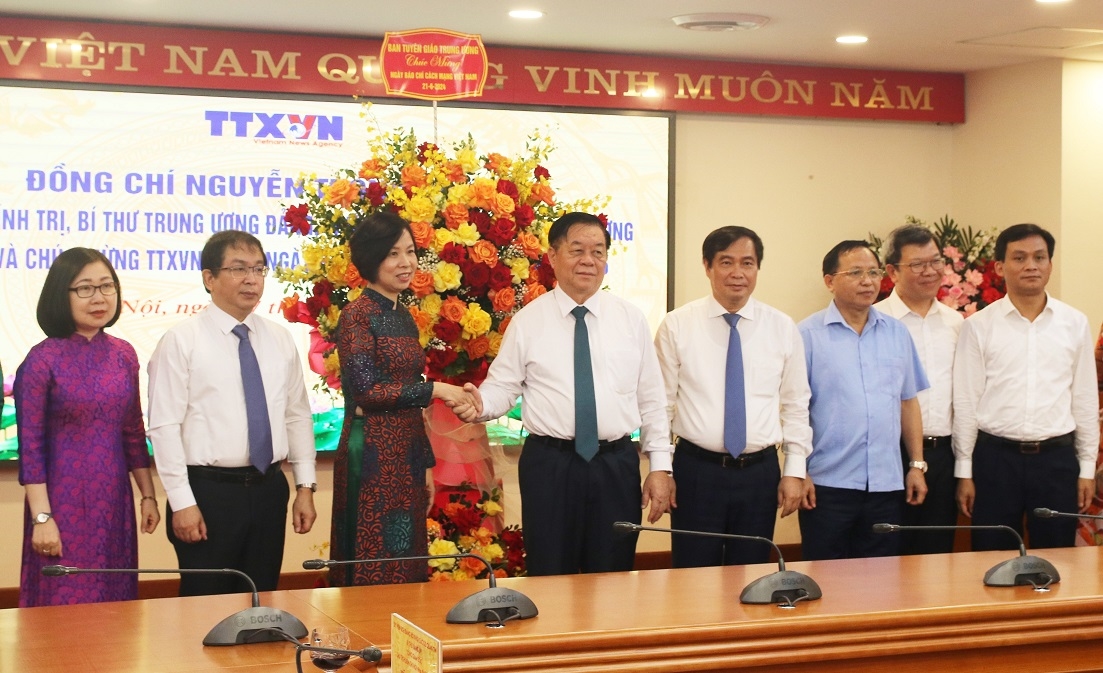 Đồng chí Nguyễn Trọng Nghĩa tặng hoa chúc mừng TTXVN.