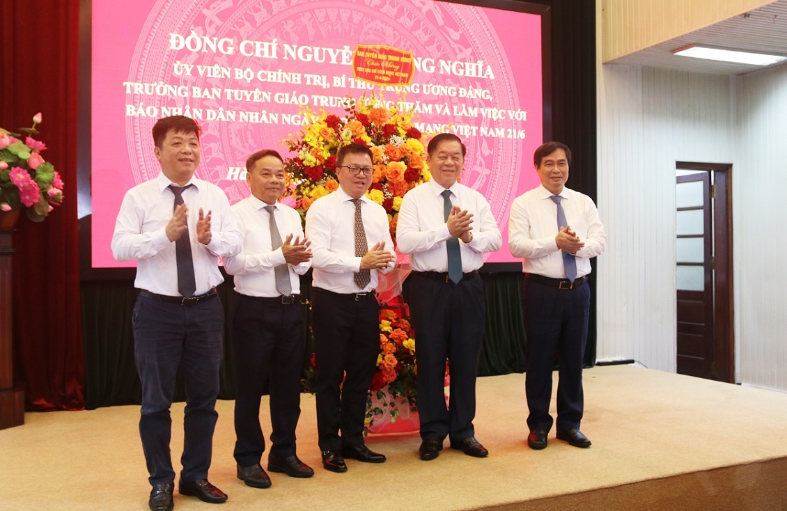 Đồng chí Nguyễn Trọng Nghĩa tặng hoa chúc mừng Báo Nhân Dân.