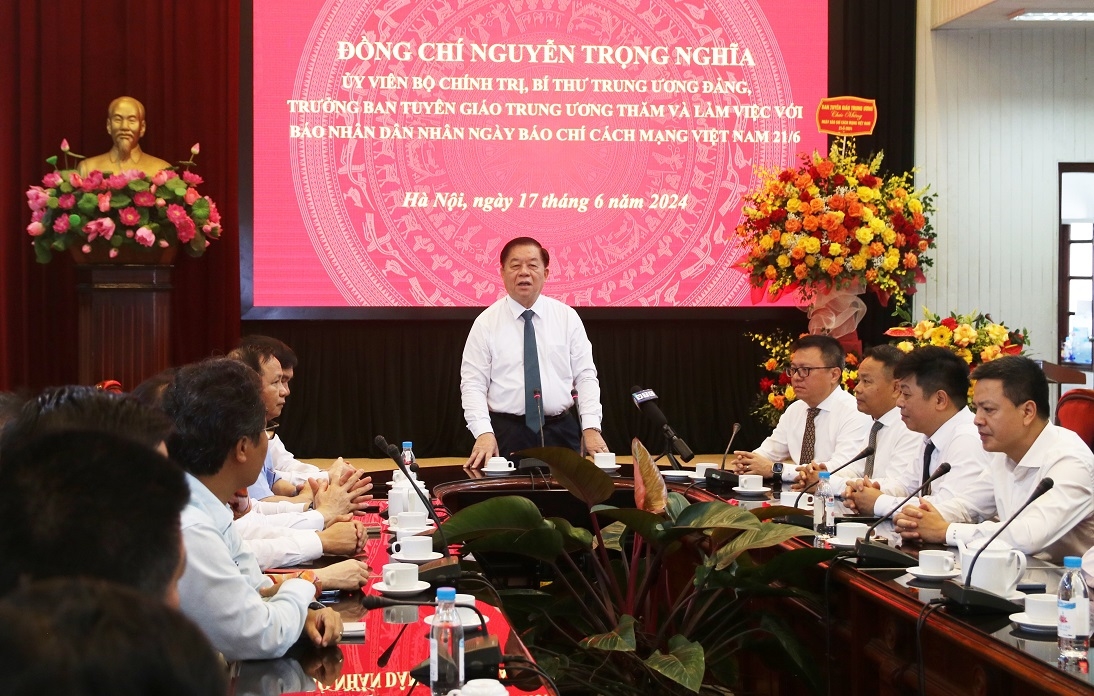 Đồng chí Nguyễn Trọng Nghĩa phát biểu chúc mừng Báo Nhân Dân.