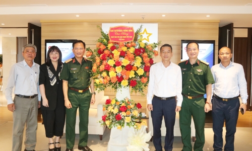 Đồng chí Vũ Thanh Mai thăm, chúc mừng Trung tâm Phát thanh truyền hình Quân đội, Báo Tri thức và Cuộc sống