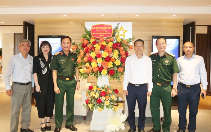 Đồng chí Vũ Thanh Mai, Phó Trưởng ban Tuyên giáo Trung ương thăm và chúc mừng Trung tâm Phát thanh truyền hình Quân đội.