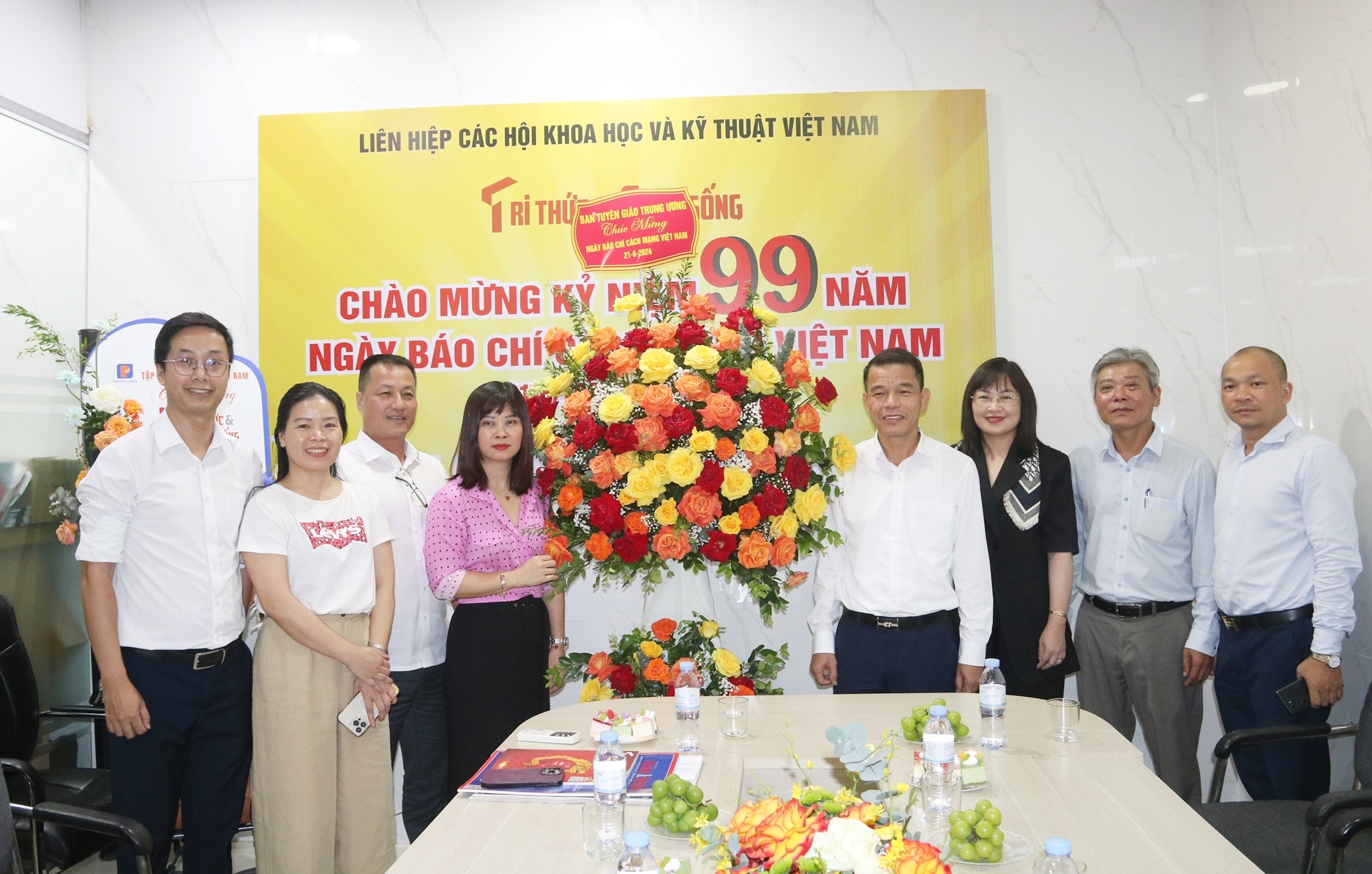 Đồng chí Vũ Thanh Mai, Phó Trưởng ban Tuyên giáo Trung ương thăm và chúc mừng Báo Tri thức và cuộc sống.
