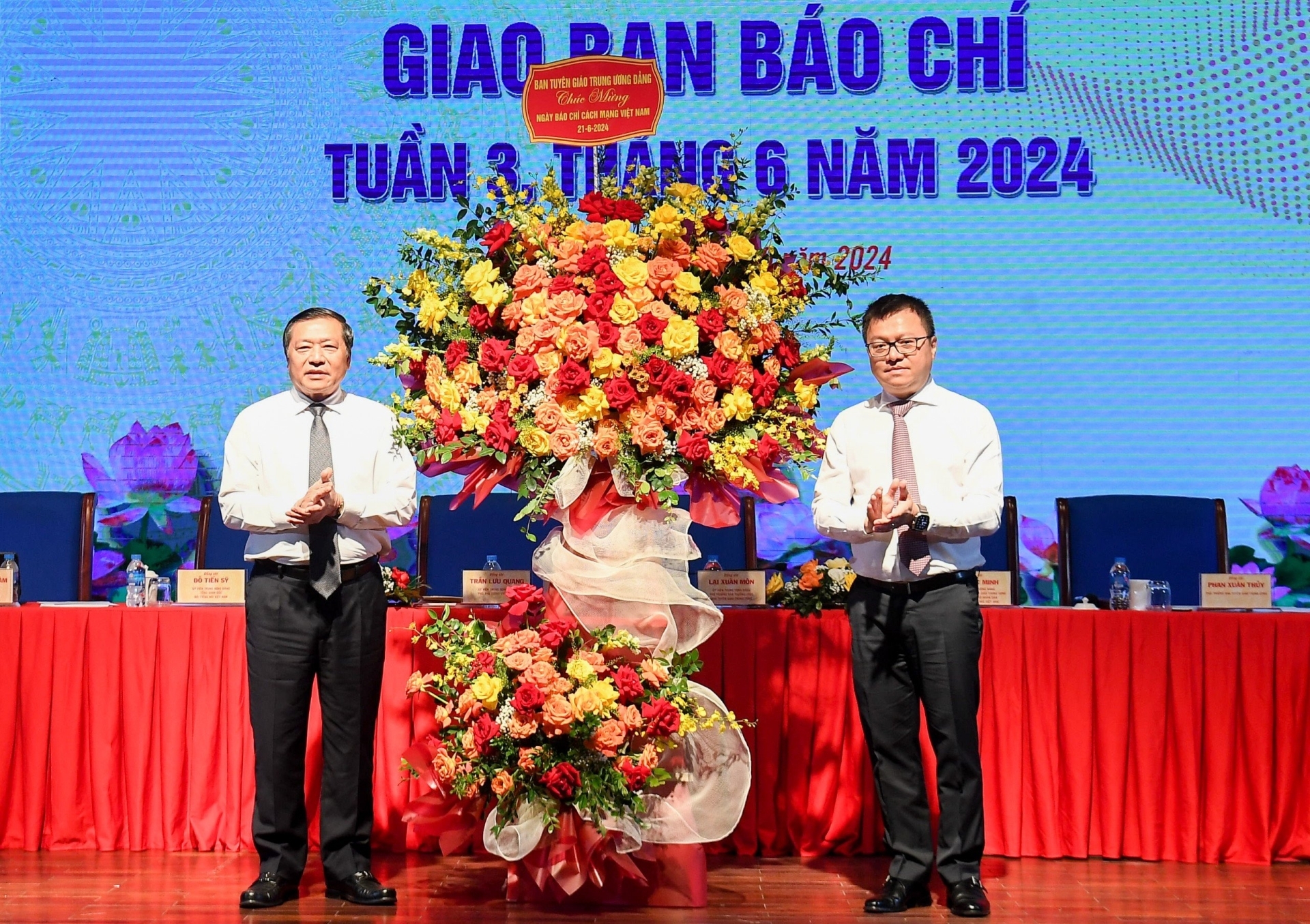 Phó Thủ tướng Trần Lưu Quang tặng hoa chúc mừng Hội Nhà báo Việt Nam.