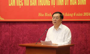 Đồng chí Nguyễn Trọng Nghĩa làm việc tại tỉnh Hòa Bình
