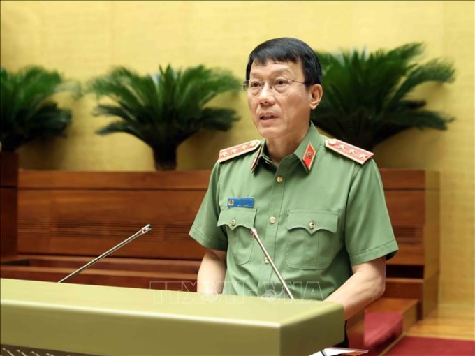 Bộ trưởng Bộ Công an Lương Tam Quang trình bày Tờ trình về dự án Luật Phòng cháy, chữa cháy và cứu nạn, cứu hộ. (Ảnh: TTXVN)