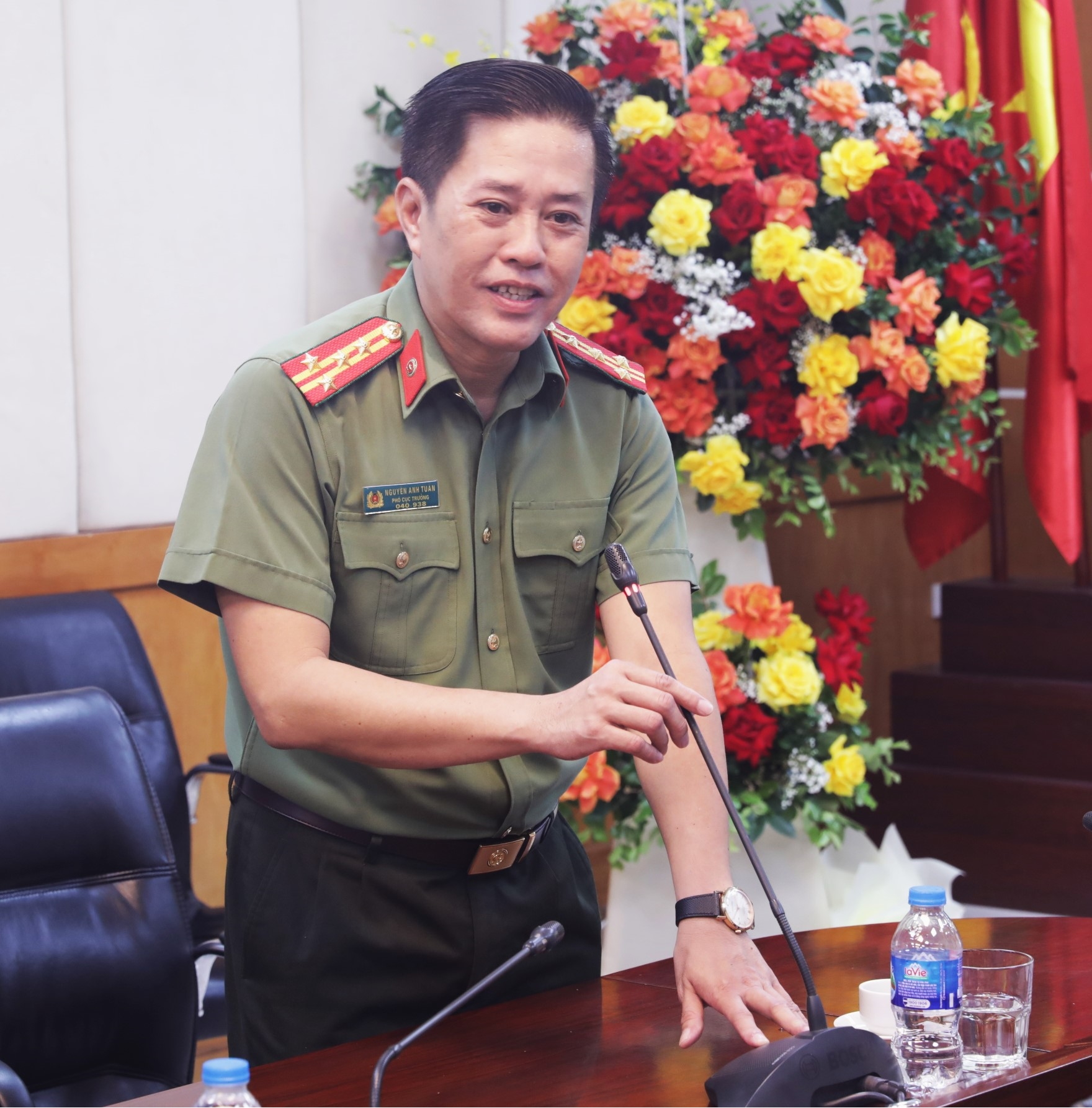 Đại tá Nguyễn Anh Tuấn, Phó Cục trưởng Cục Truyền thông CAND kiêm Giám đốc Truyền hình CAND báo cáo đôi nét về Truyền hình Công an Nhân dân.