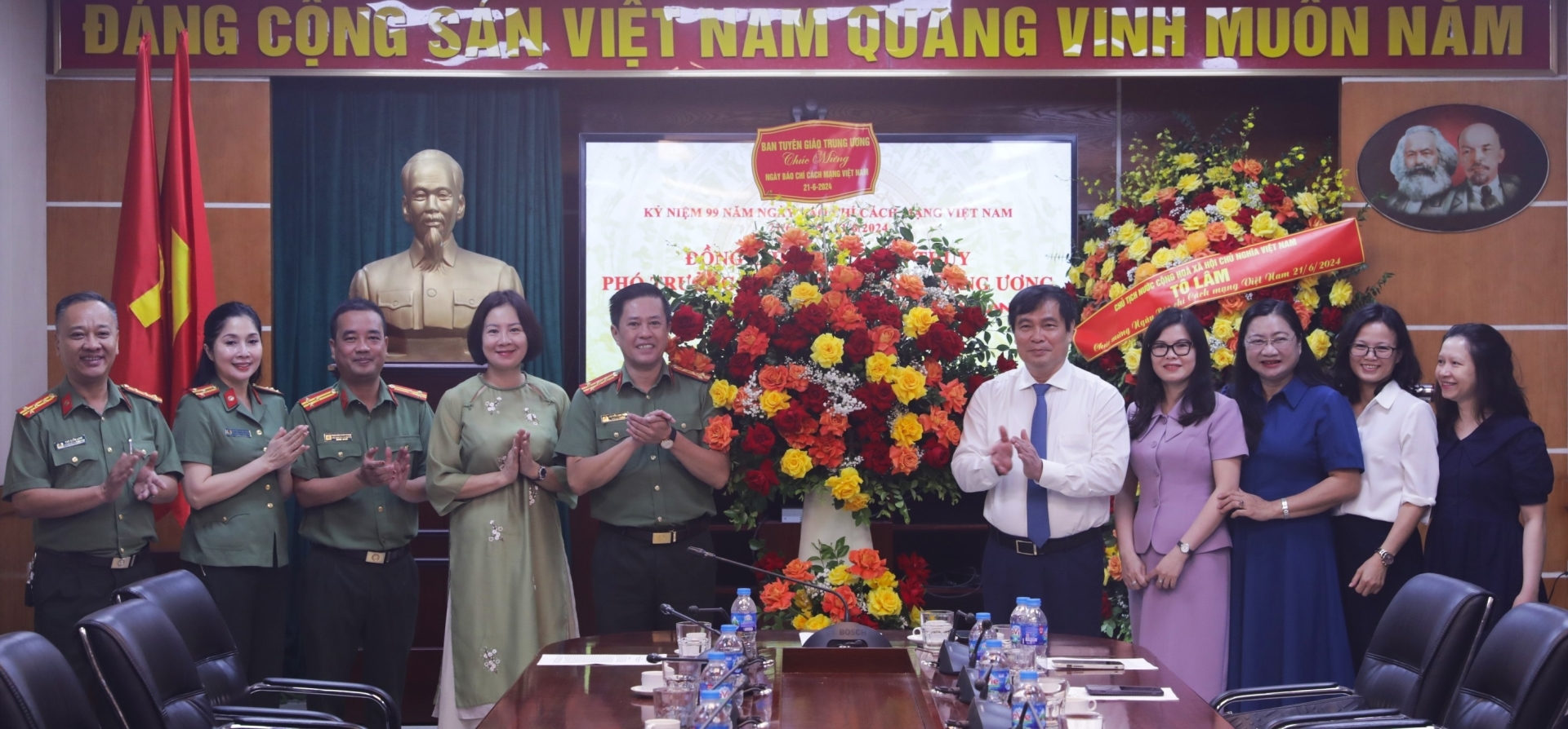 Phó Trưởng ban Tuyên giáo Trung ương cùng Đoàn công tác tặng hoa chúc mừng Truyền hình Công an Nhân dân.