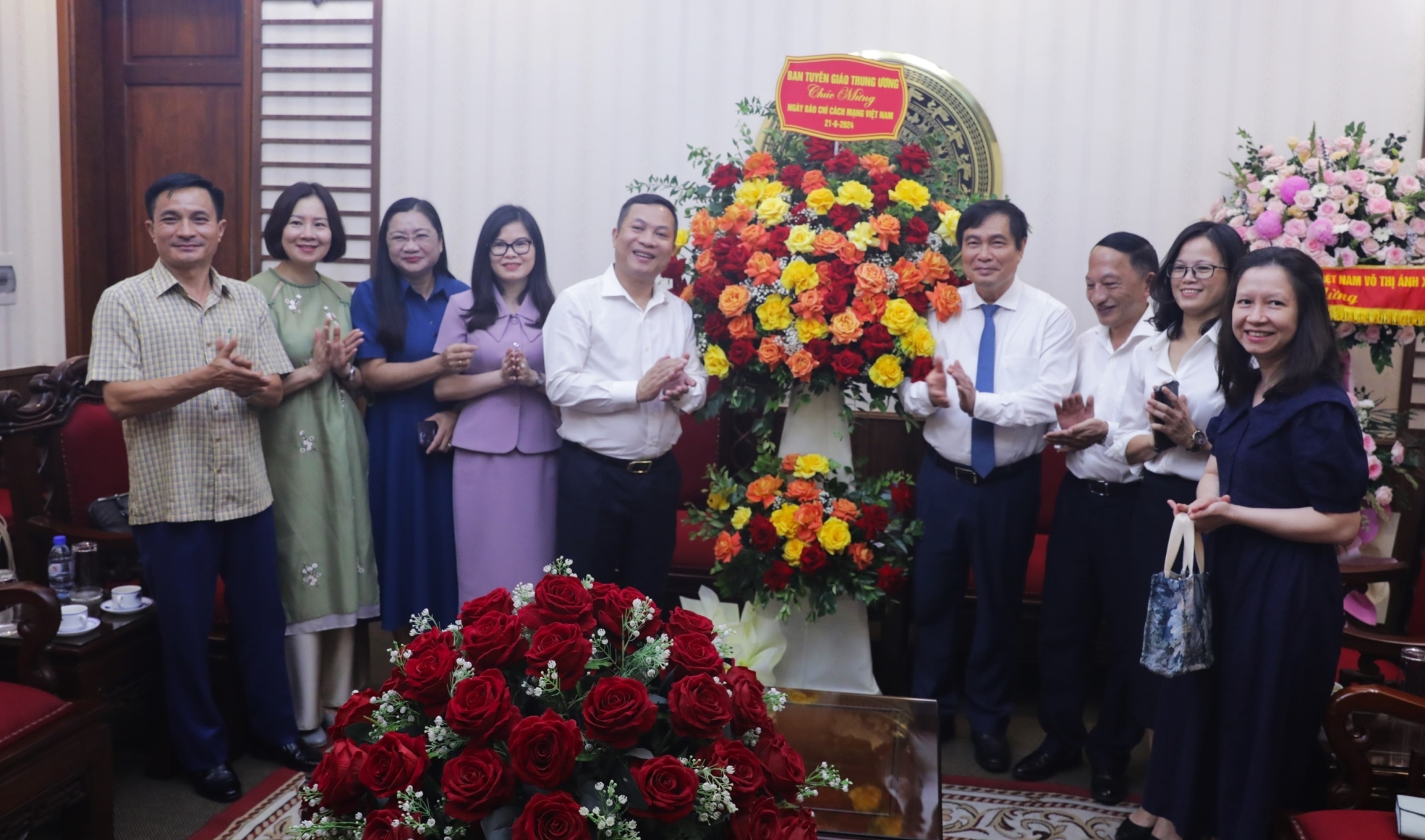 Phó Trưởng ban Tuyên giáo Trung ương cùng Đoàn công tác tặng hoa chúc mừng Công Thông tin điện tử Chính phủ nhân Ngày Báo chí Cách mạng Việt Nam.