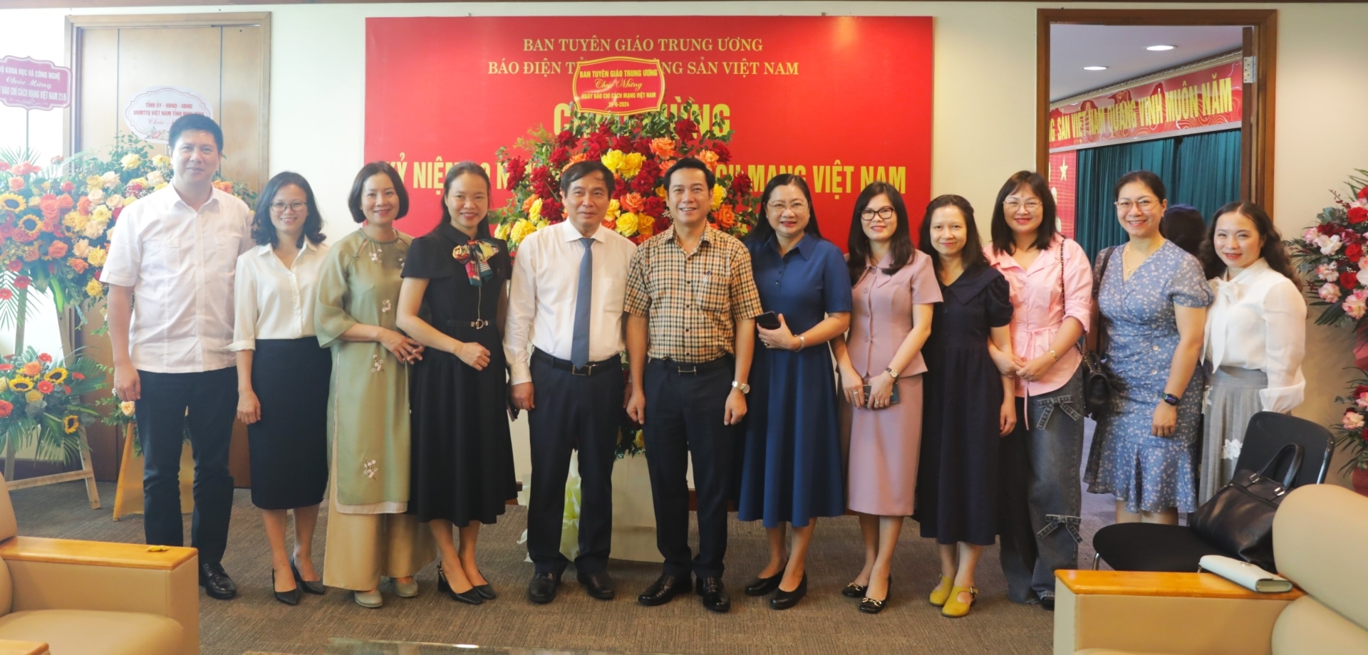 Phó Trưởng ban Tuyên giáo Trung ương cùng Đoàn công tác tặng hoa chúc mừng Báo Điện tử Đảng Cộng sản Việt Nam.