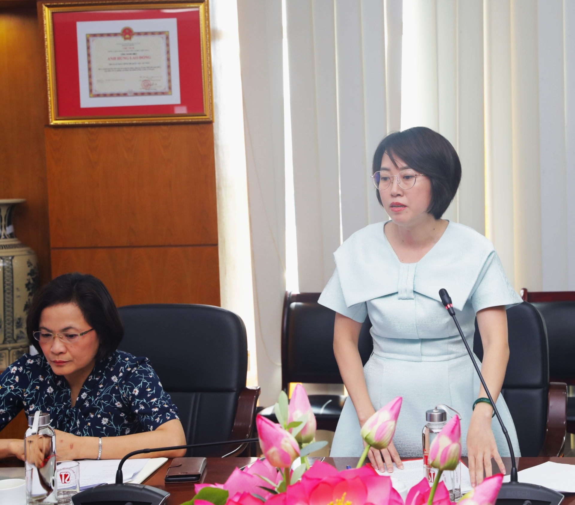 Đồng chí Nguyễn Thị Oanh, Phó Tổng Biên tập phụ trách Tạp chí Chính trị và Phát triển trình bày Báo cáo kết quả 20 năm hoạt động của Tạp chí