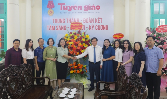 Phó Trưởng ban Tuyên giáo Trung ương Phan Xuân Thủy tặng hoa chúc mừng Ngày Báo chí Cách mạng Việt Nam cho tập thể lãnh đạo, cán bộ, phóng viên của Tạp chí Tuyên giáo.