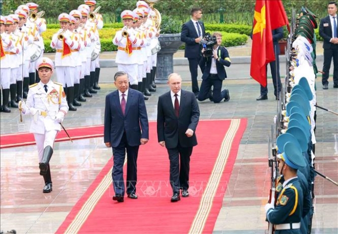 Chủ tịch nước Tô Lâm và Tổng thống Liên bang Nga Vladimir Putin duyệt Đội danh dự Quân đội nhân dân Việt Nam. Ảnh: Nhan Sáng/TTXVN