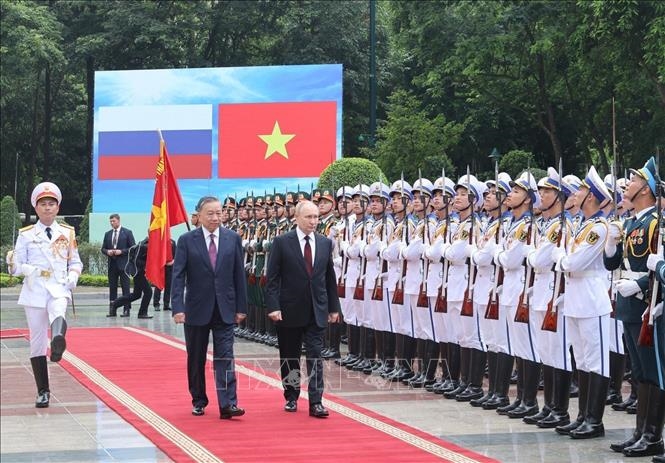 Chủ tịch nước Tô Lâm và Tổng thống Liên bang Nga Vladimir Putin duyệt Đội danh dự Quân đội nhân dân Việt Nam. Ảnh: Nhan Sáng/TTXVN