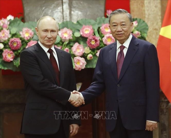 Chủ tịch nước Tô Lâm và Tổng thống Liên bang Nga Vladimir Putin chụp ảnh chung.