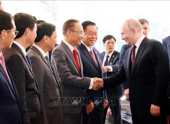 Tổng thống Liên bang Nga Vladimir Putin với các thành viên Đoàn Việt Nam. Ảnh: Lâm Khánh/TTXVN