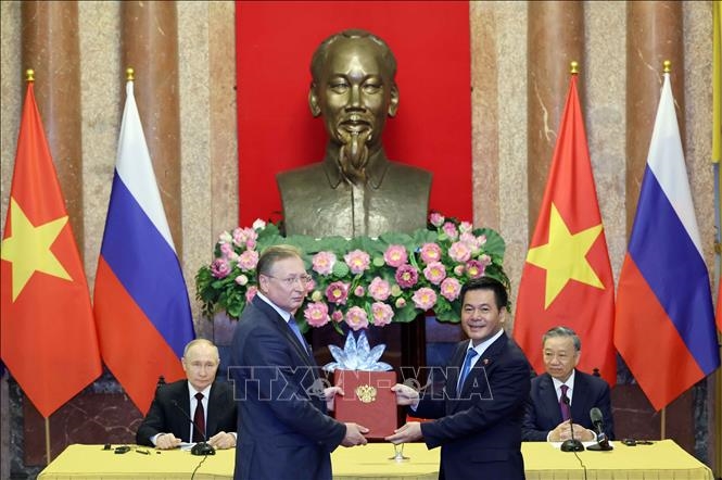 Chủ tịch nước Tô Lâm và Tổng thống Liên bang Nga Vladimir Putin chứng kiến trao các văn kiện đã ký kết giữa hai nước. Ảnh: Nhan Sáng/TTXVN