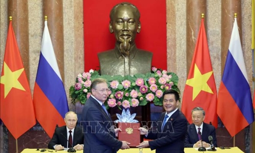Chủ tịch nước Tô Lâm và Tổng thống Vladimir Putin chứng kiến trao các văn kiện hợp tác Việt - Nga